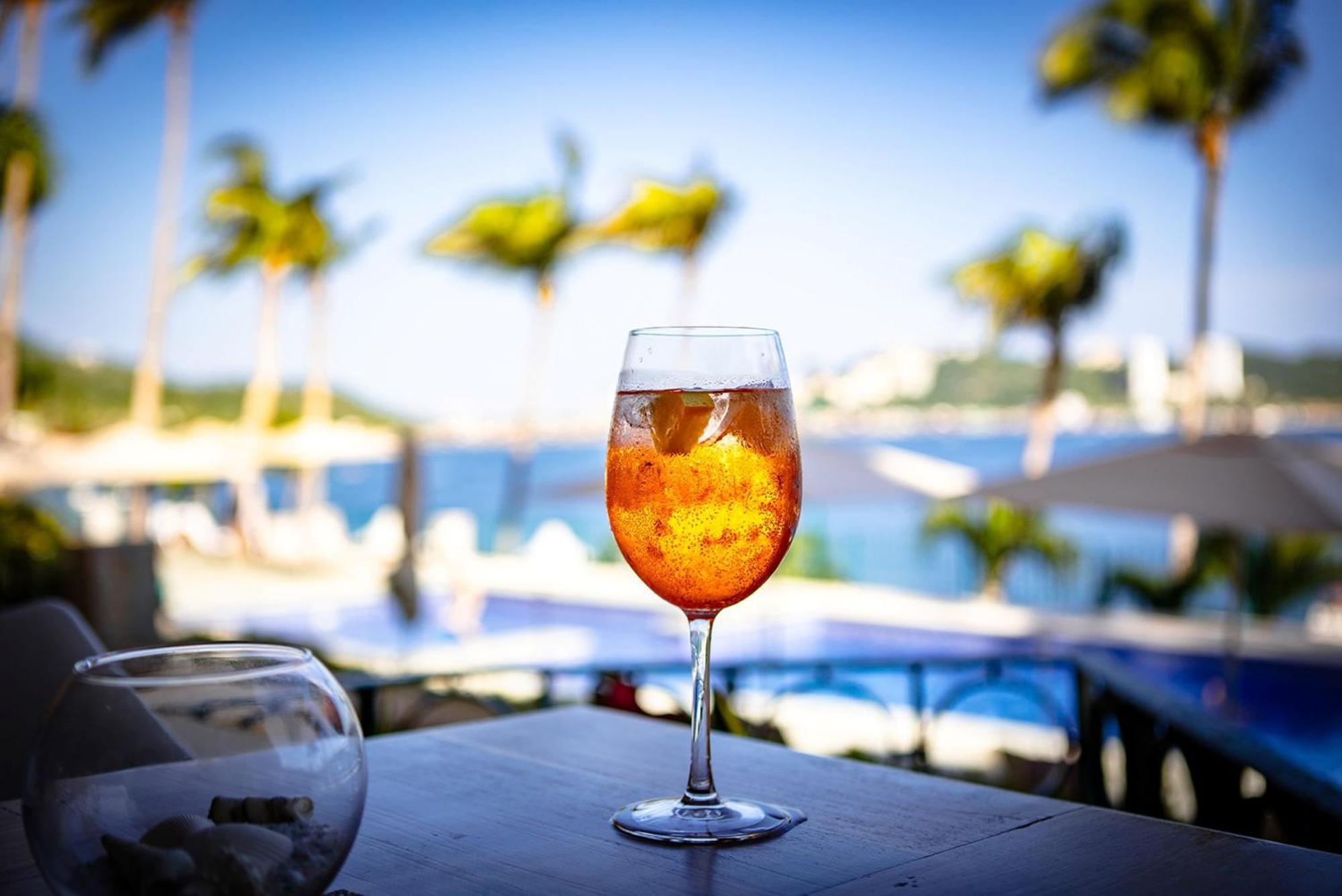Camino Real Acapulco Diamante Hotel Exterior foto A glass of Aperol Spritz
