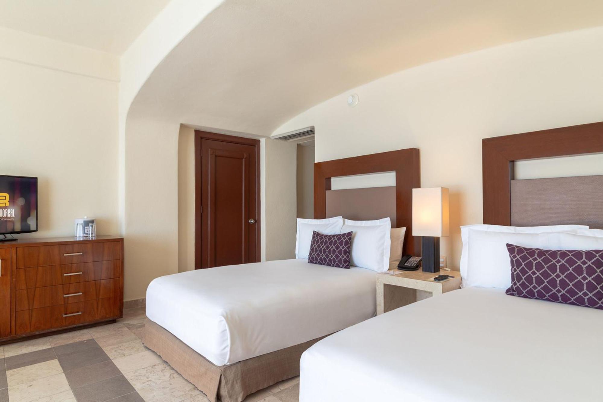 Camino Real Acapulco Diamante Hotel Exterior foto A guest room at the Hilton Vallarta Bay Resort